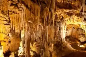 Dépôts calcaires sur stalactites